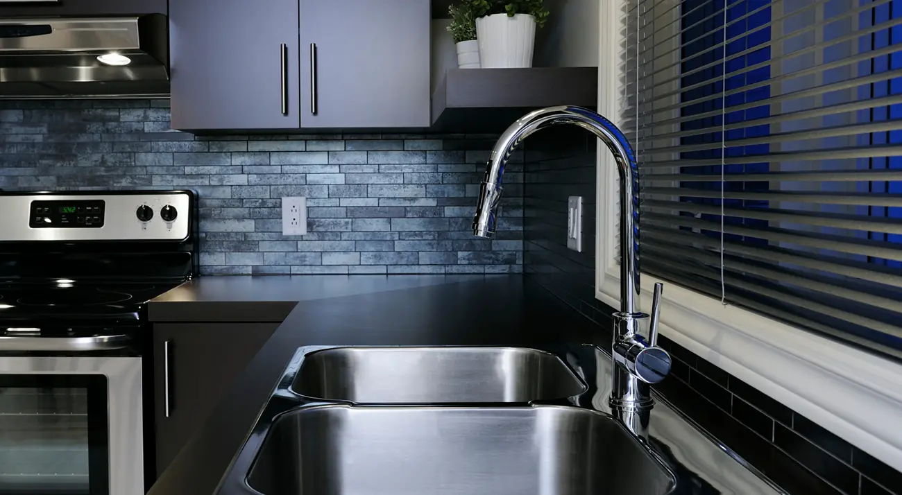 Come vestire le finestre della mia cucina moderna?