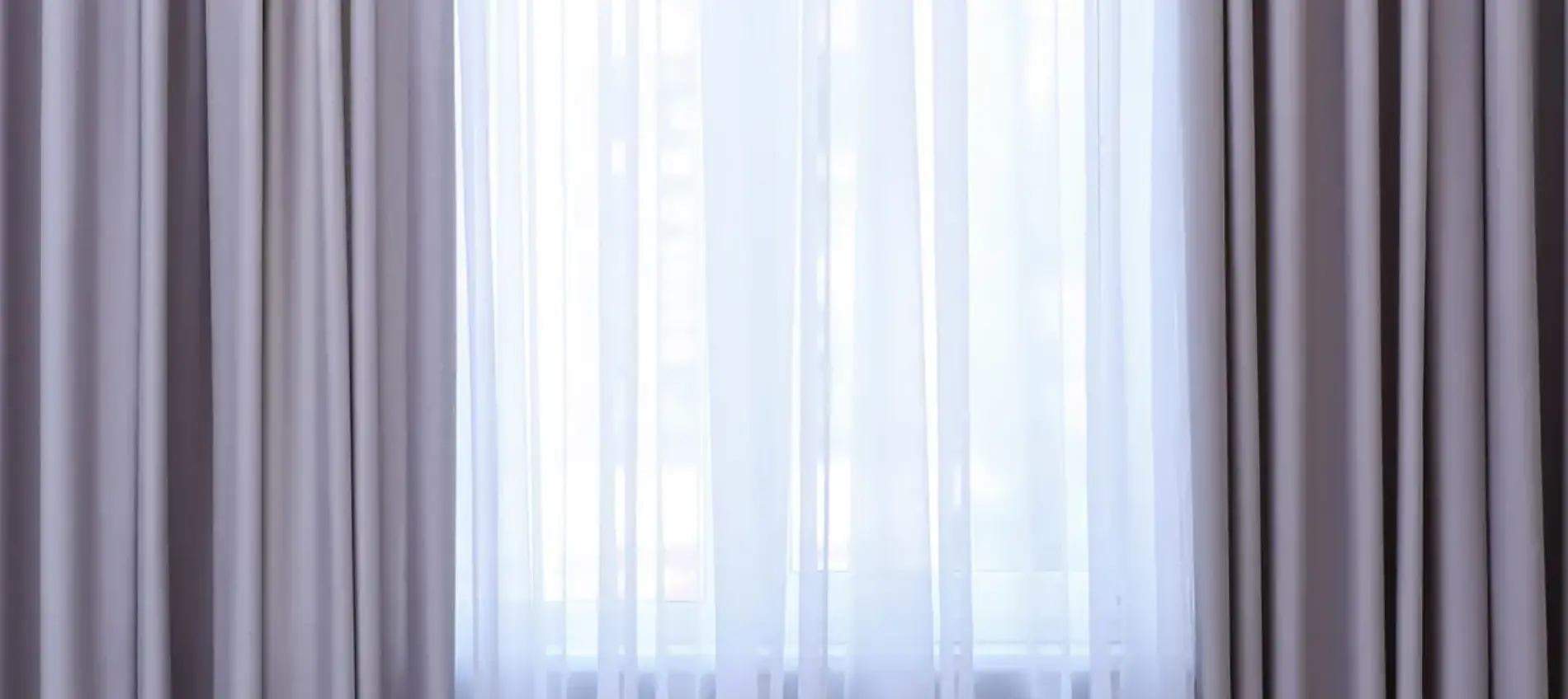 Qual è la differenza tra una tenda schermata, una tenda oscurante, una tenda termica e una tenda a rete?