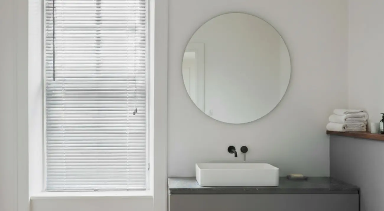 Veneziane per il bagno: quali materiali scegliere contro umidità e muffa?