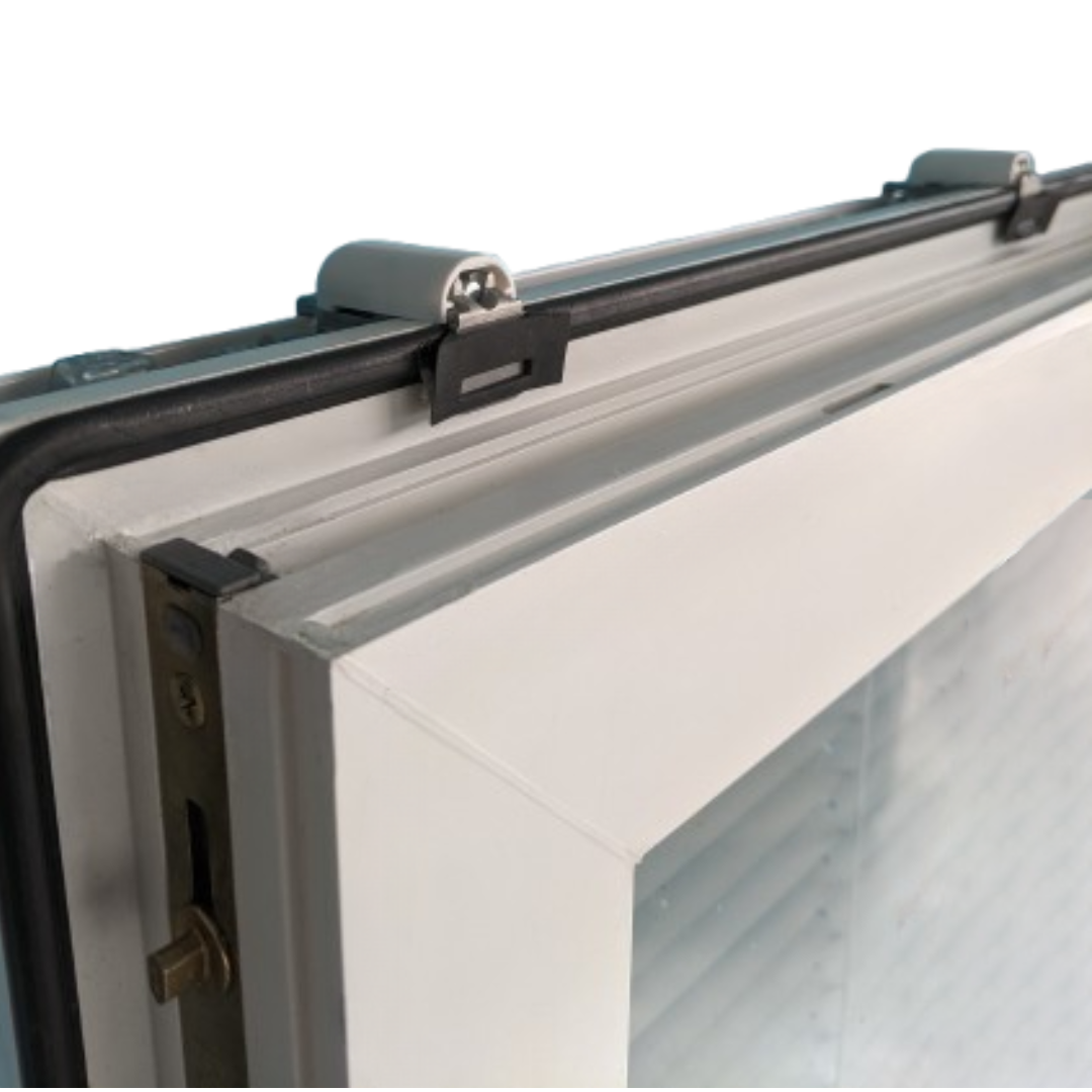 tenda su una finestra con una griglia di aerazione