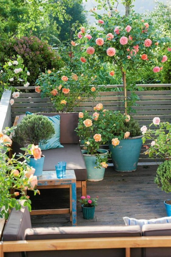 Arredamento per una terrazza con fiori