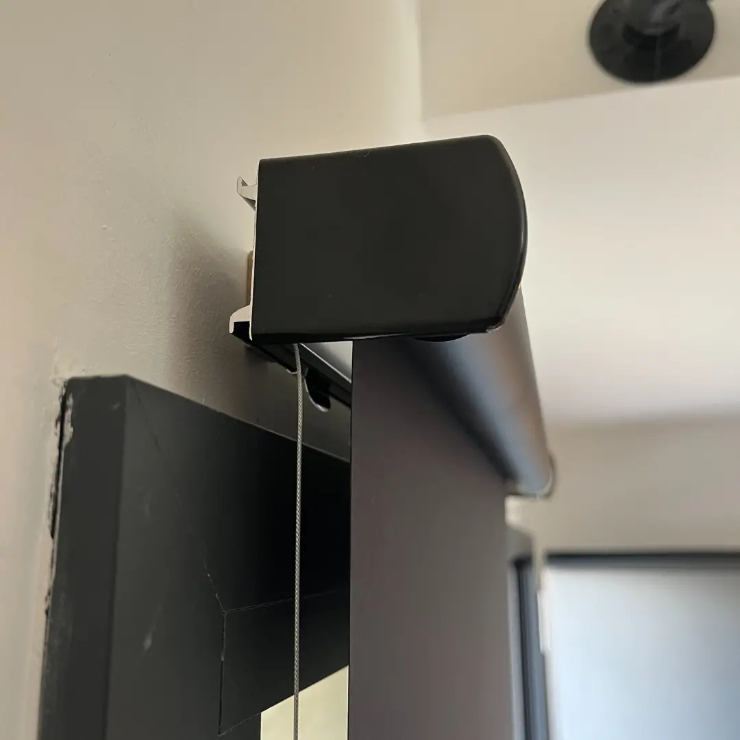 Tenda a rullo oscurante nera motorizzata con sistema zoom
