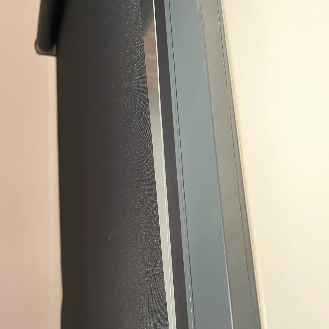 Tenda a rullo oscurante nera motorizzata zoom tessuto