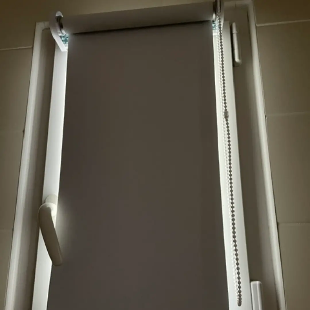 Tenda a rullo oscurante semi-chiusa finestra del bagno