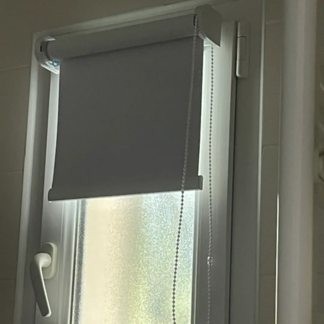 Tenda a rullo oscurante semi-aperta finestra del bagno