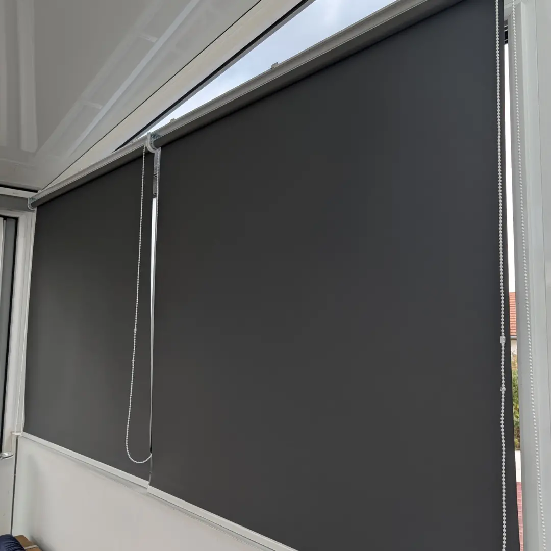 Tende a rullo oscuranti grigio topo chiuse veranda