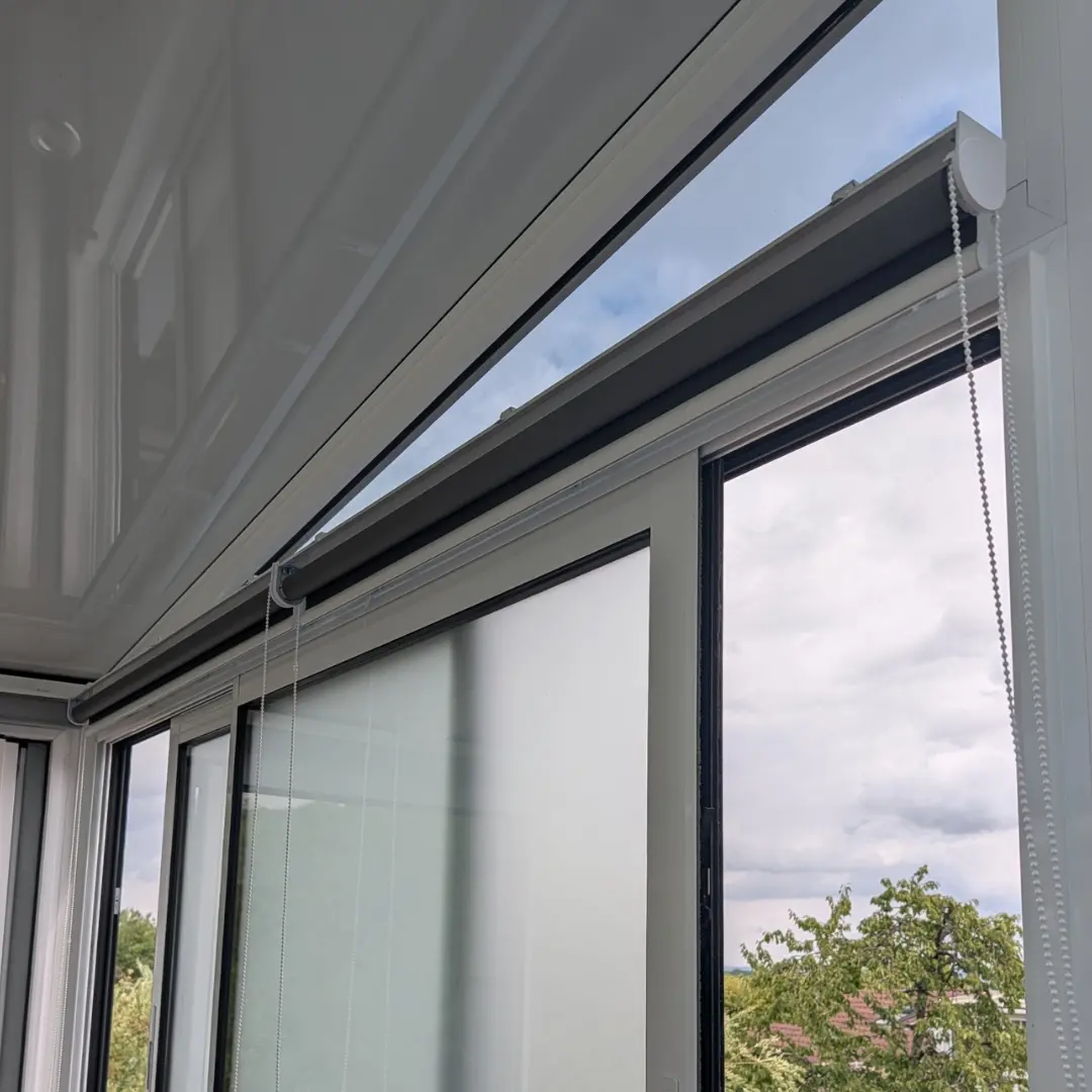 Tende a rullo oscuranti grigio topo aperte veranda