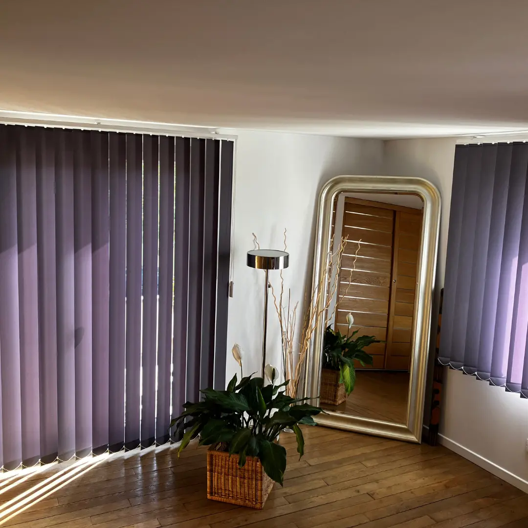 Store californien tamisant uni gris souris - fermé - baie vitrée + fenêtre