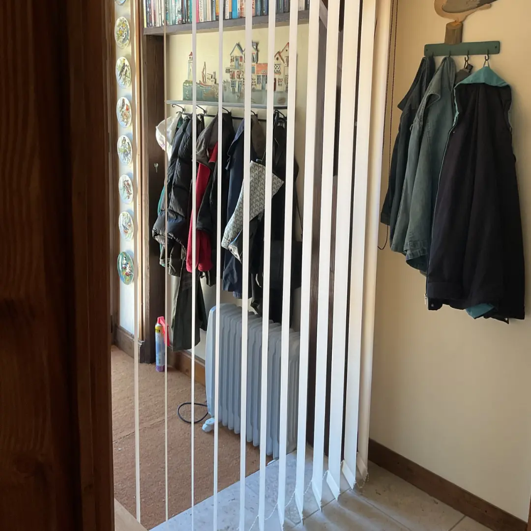 Tende a bande verticali filtranti bianche separazione dell’ingresso