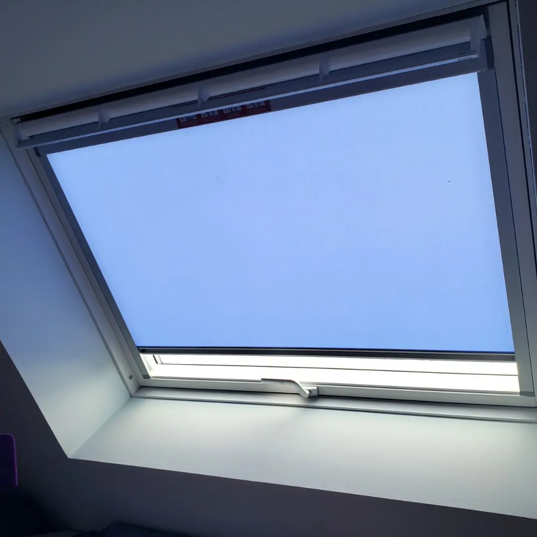 Tende per finestre da tetto filtranti blu tinta unita vista frontale