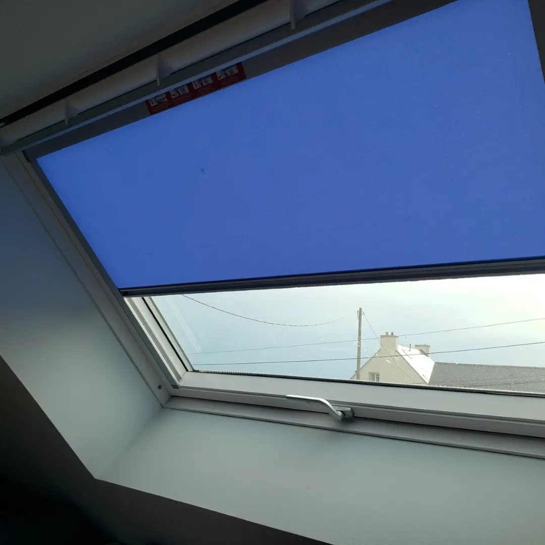 Tende per finestre da tetto filtranti blu tinta unita vista laterale