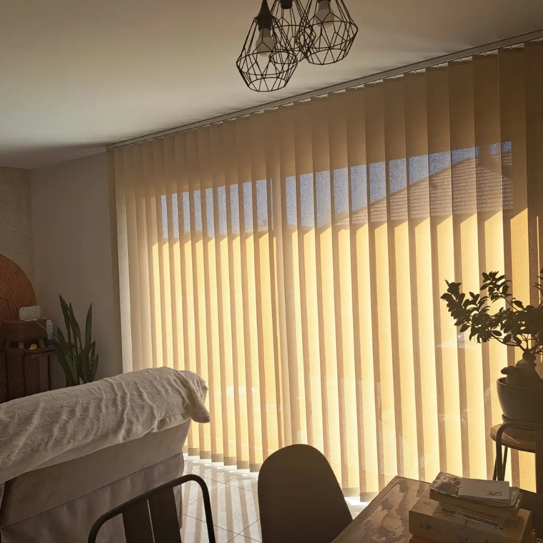 Tende a bande verticali anti-calore color canapa soggiorno