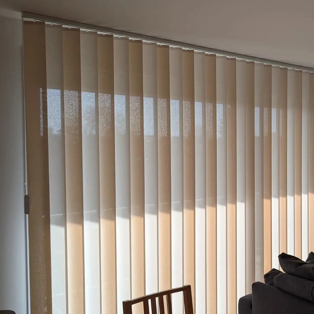 Soggiorno con tenda verticale anti-calore a bande alternate
