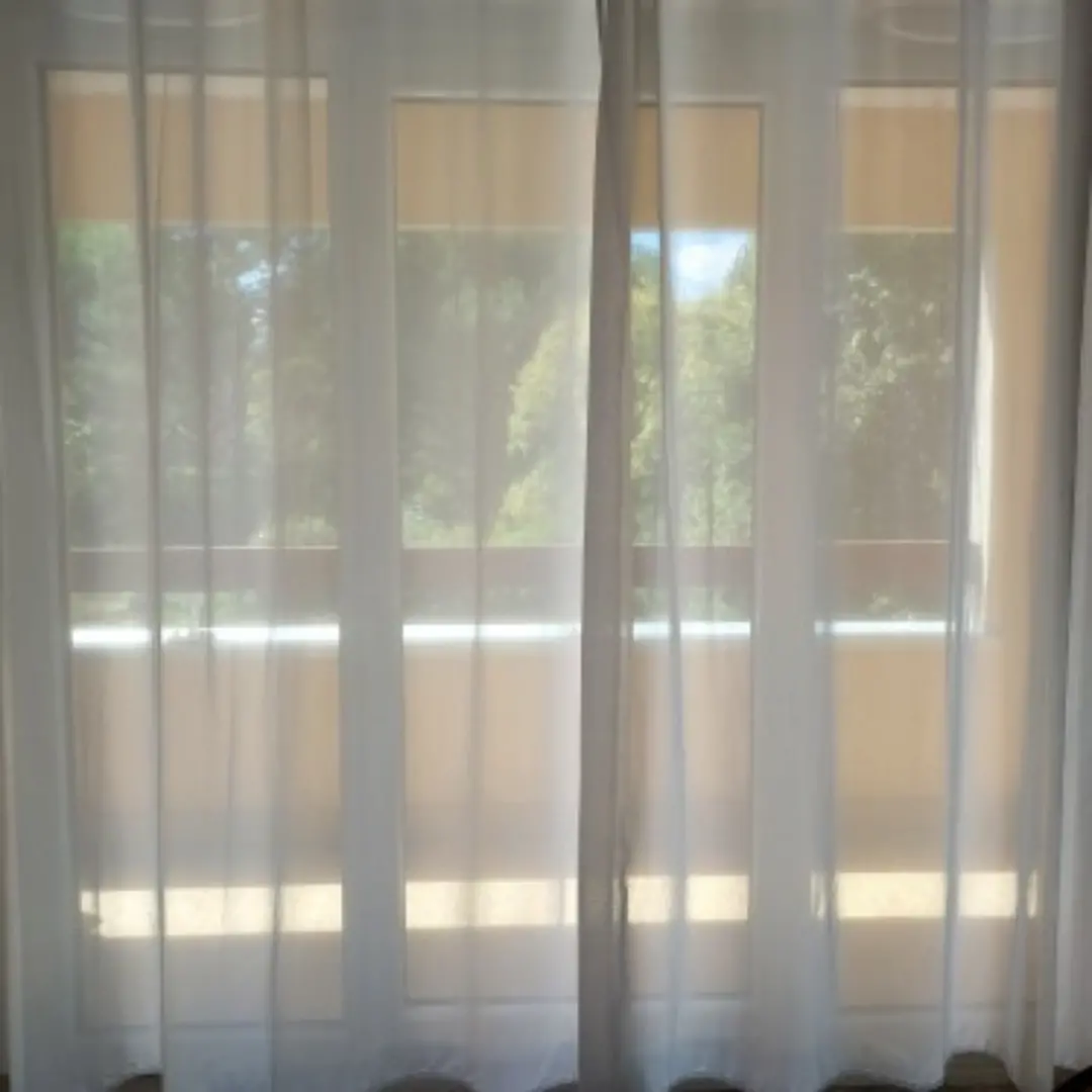 Tenda velate a tinta unita bianca per vetrata della camera da letto
