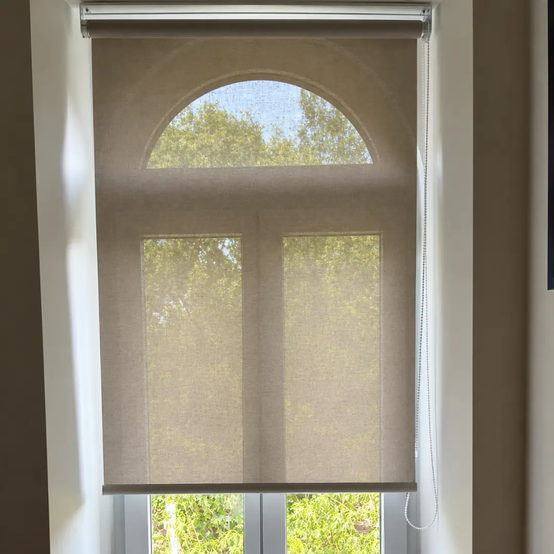 Tenda a rullo anti-calore color argilla con installazione a soffitto
