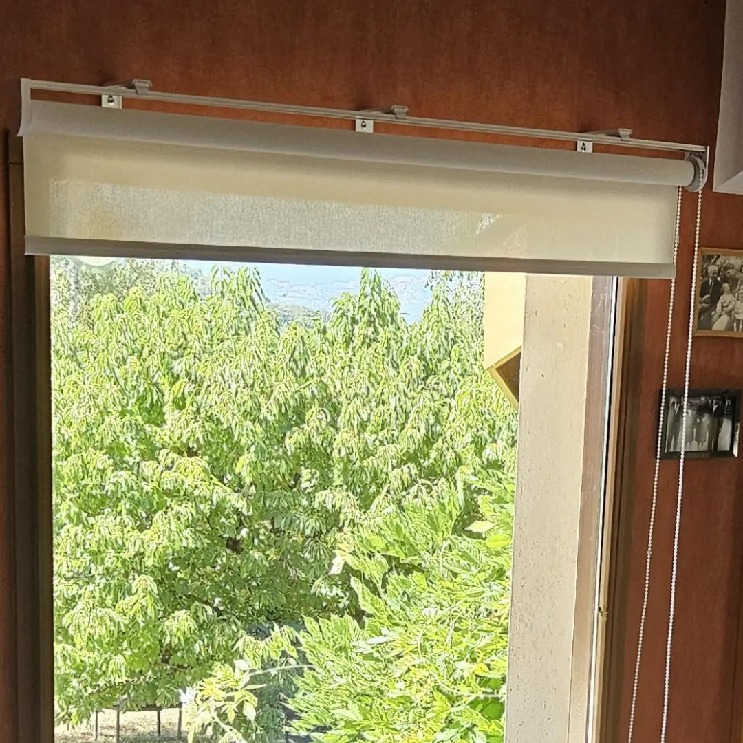 Tende a rullo anti-calore bianche dettaglio dell’installazione a parete