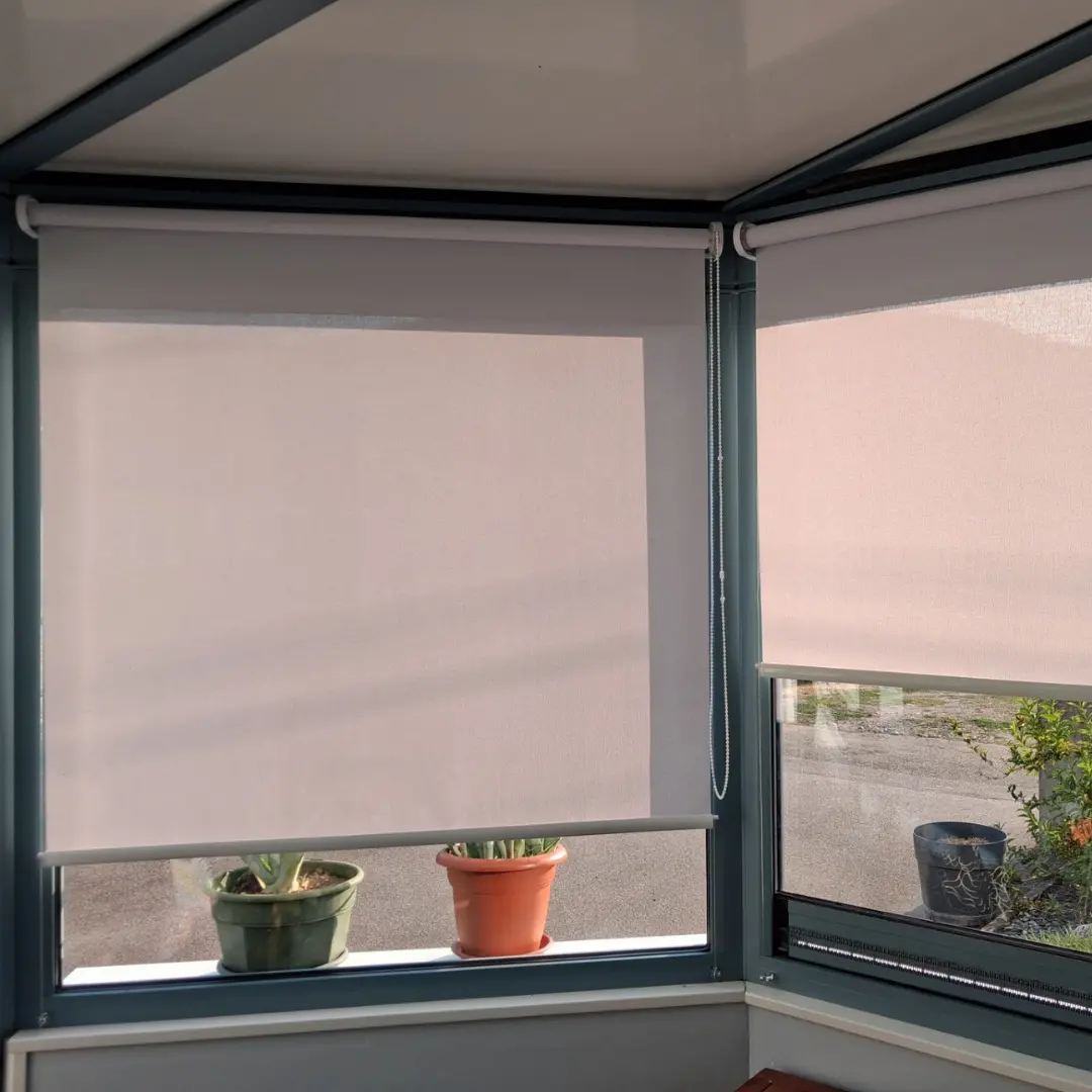 Tende a rullo anti-calore color quarzo tende aperte e chiuse