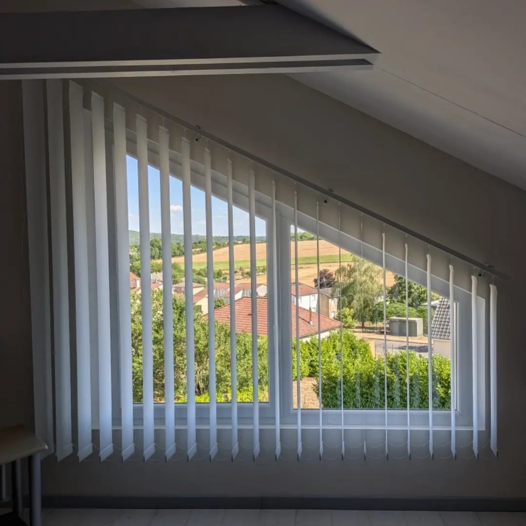 Tenda trapezoidale anti-calore chiusa con bande aperte
