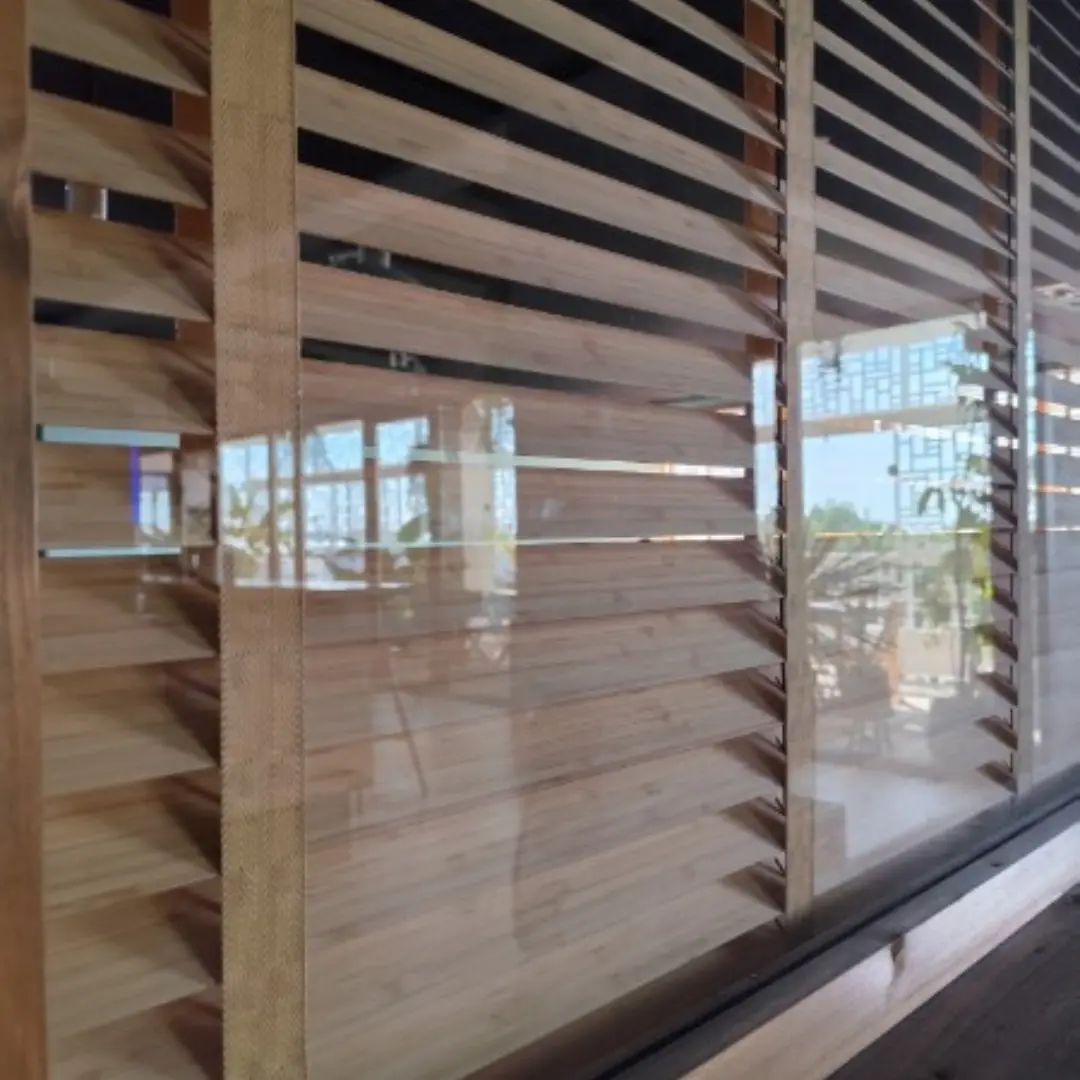 Store vénitien bois satiné entreprise