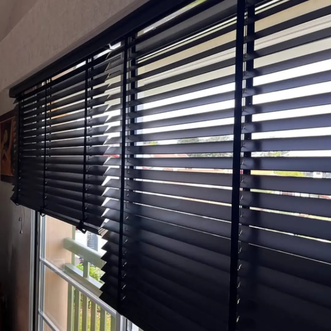 Store véntiien bois satiné de près LVP - TT