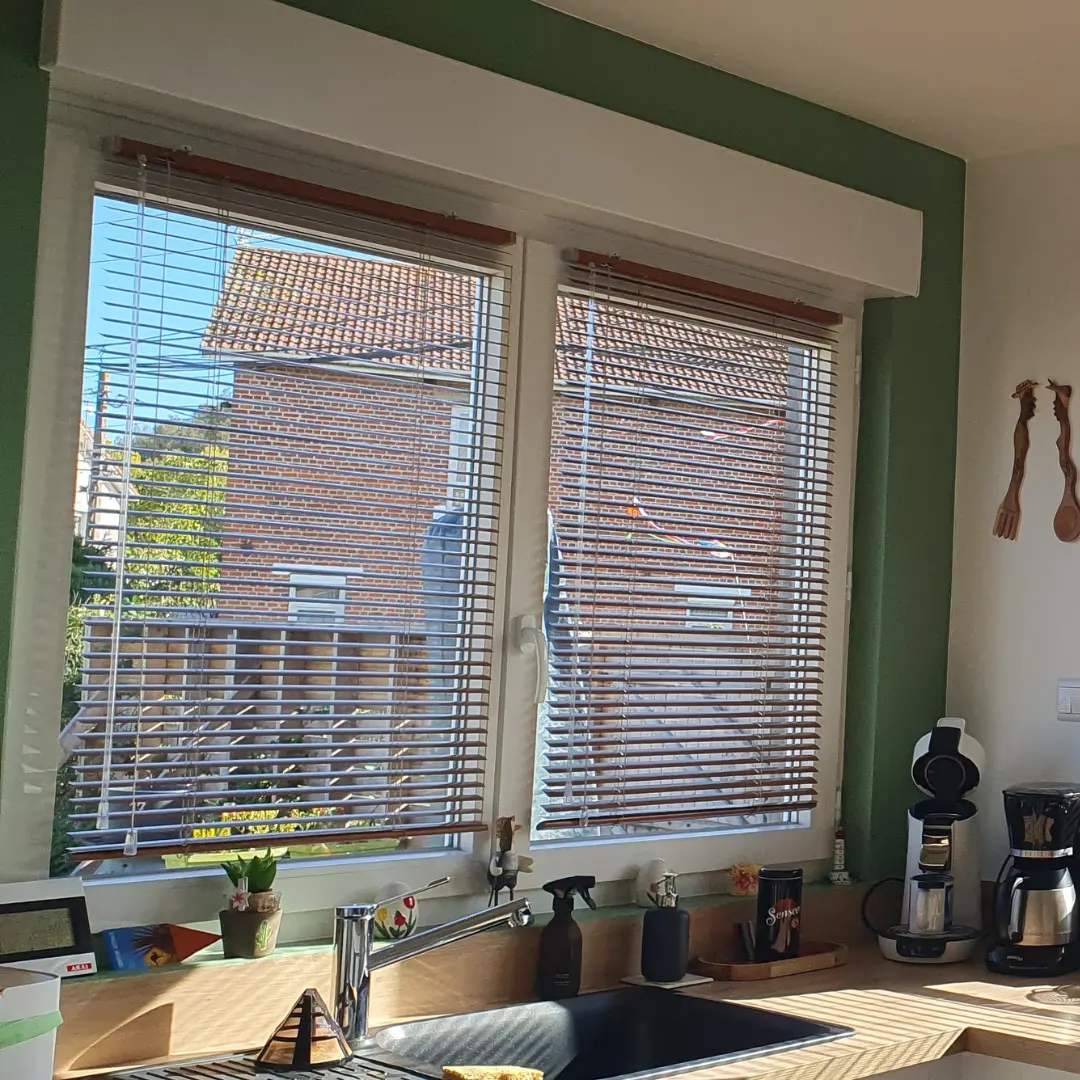 Tenda veneziana in alluminio cucina aperto