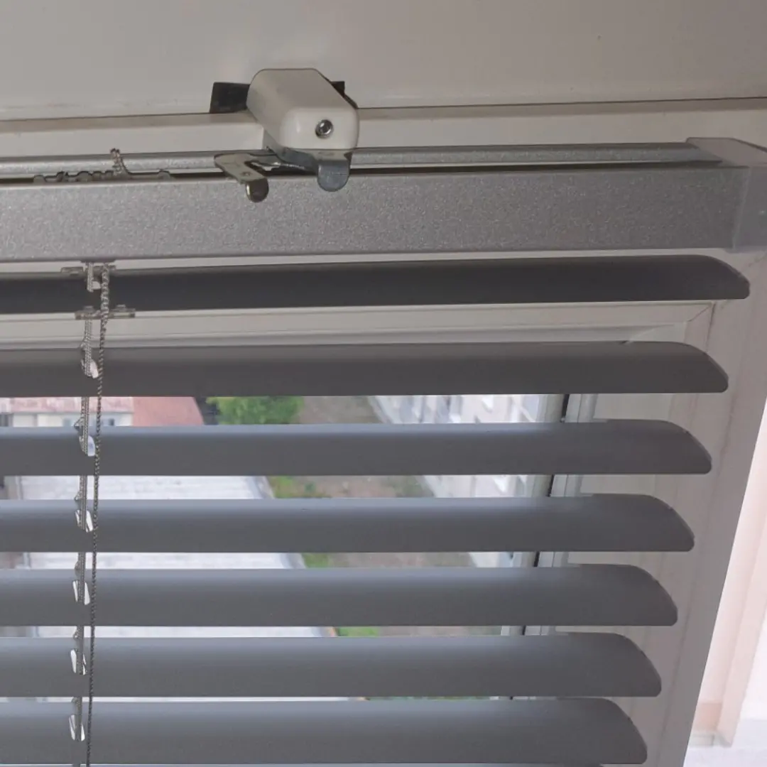 Tenda veneziana in alluminio zoom installazione senza forature