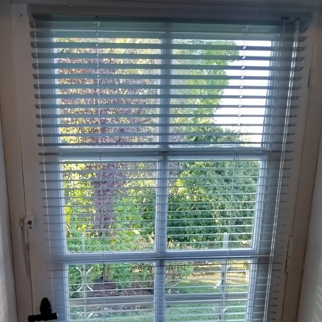 Tenda veneziana in alluminio vista dall'interno quando è aperta