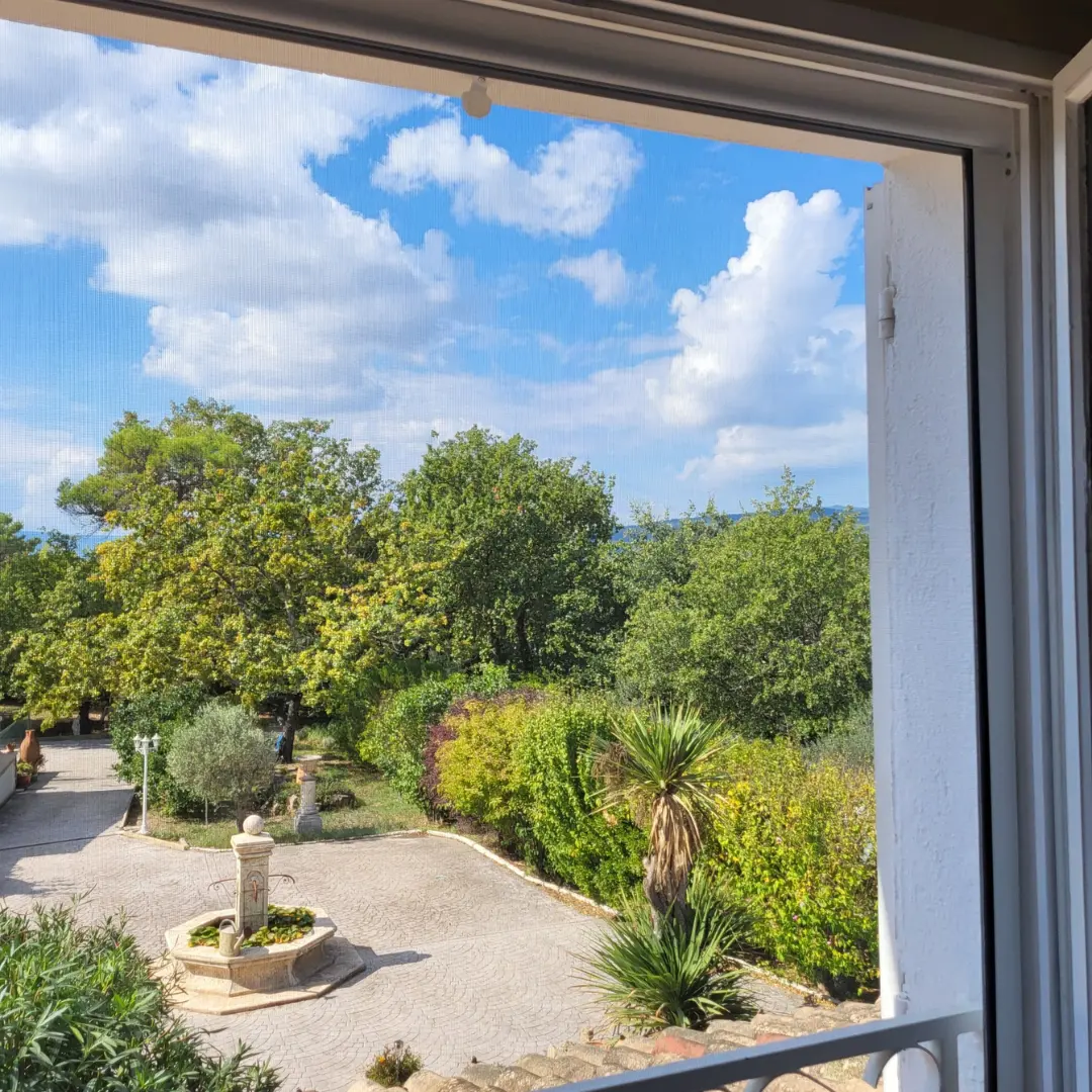 Zanzariere finestre viste dall’interno con rete invisibile
