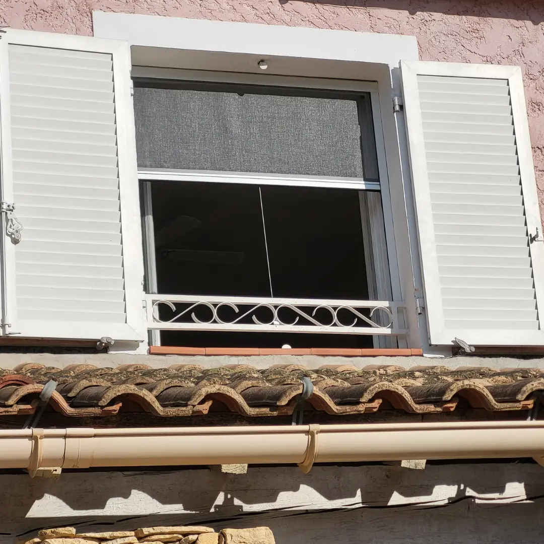 Zanzariere finestre viste dall’esterno