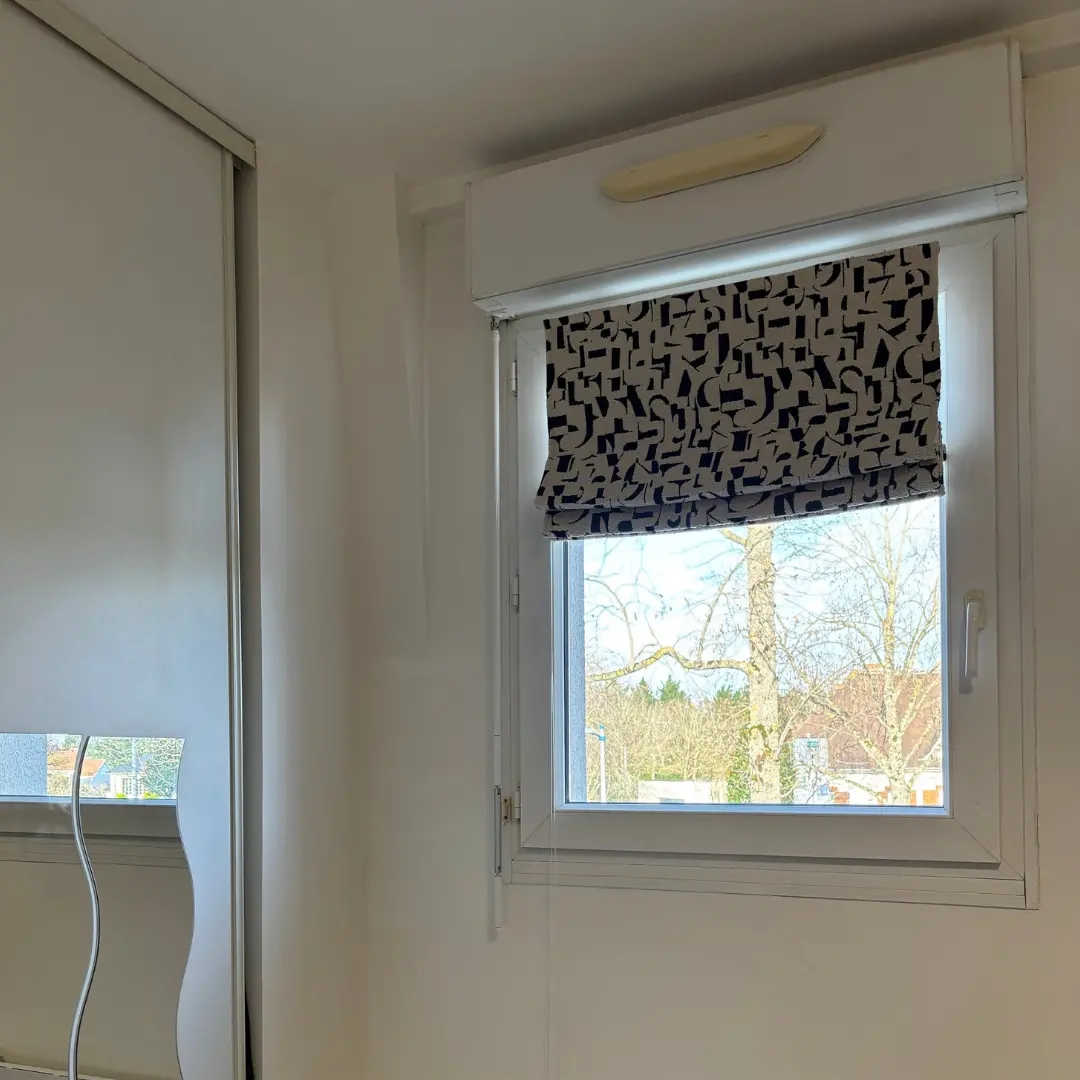 Store bateau à motifs géométriques - de loin