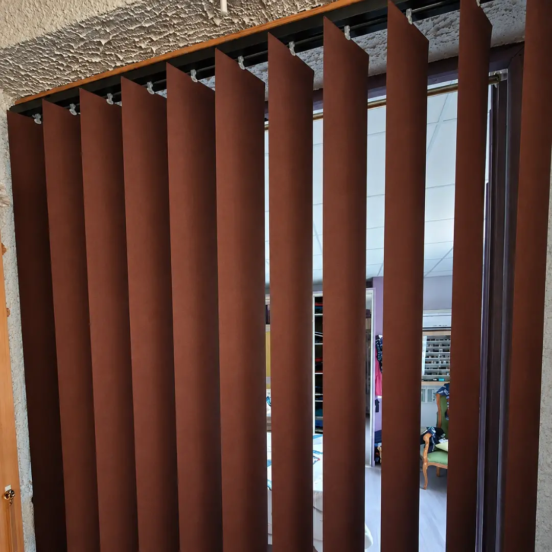 Tende verticali oscuranti color marrone per separazione degli ambienti
