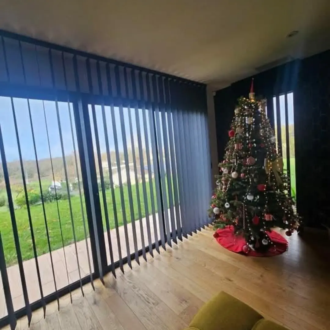 Tenda verticale oscurante nera - aperta - portafinestra