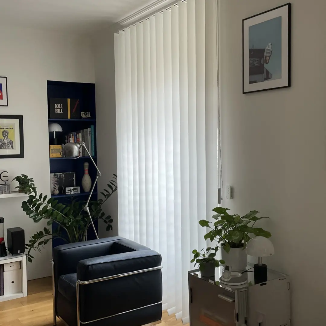 Tenda verticale oscurante tinta unita bianca - chiusa