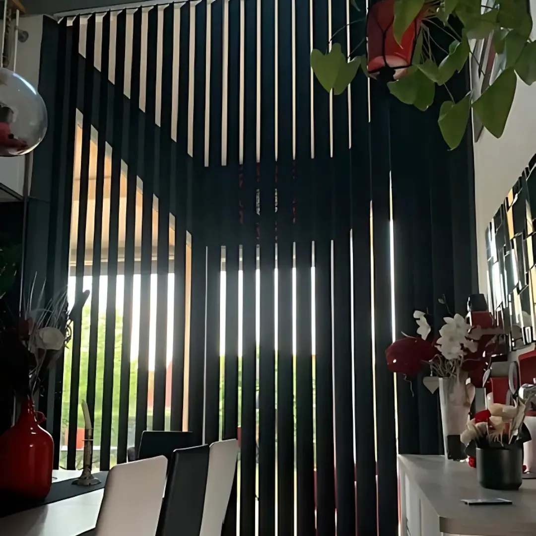 Tenda verticale oscurante tinta unita nera - lamelle aperte