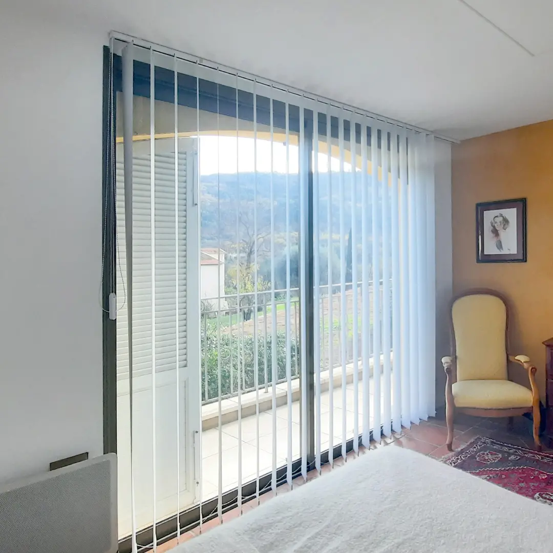 Tenda verticale bianca aperta - camera da letto