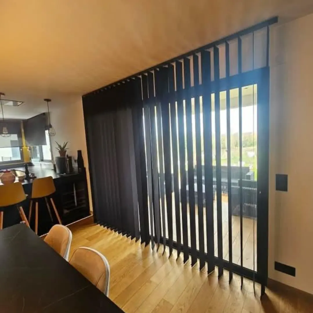 Tenda verticale oscurante nera - semi aperta