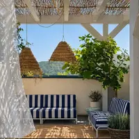 Cuscino-panca-esterno-a-righe-ambiante.webp