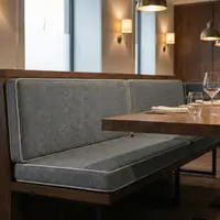 Cuscino per banquette grigio su misura in tessuto a maglia per ristorante.webp