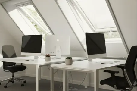 zanzariera per finestra da tetto bianca su misura in camera moderna